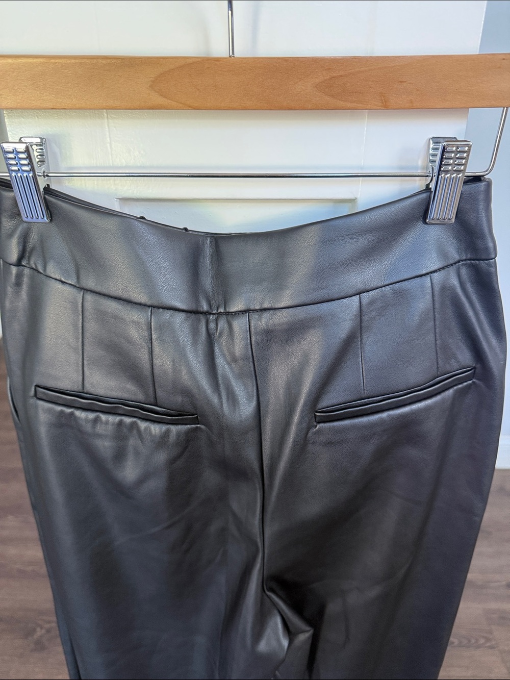 Express NWT Black Faux Leather Pleated Ankle Pants Ladies 4L - Picture 8 of 8